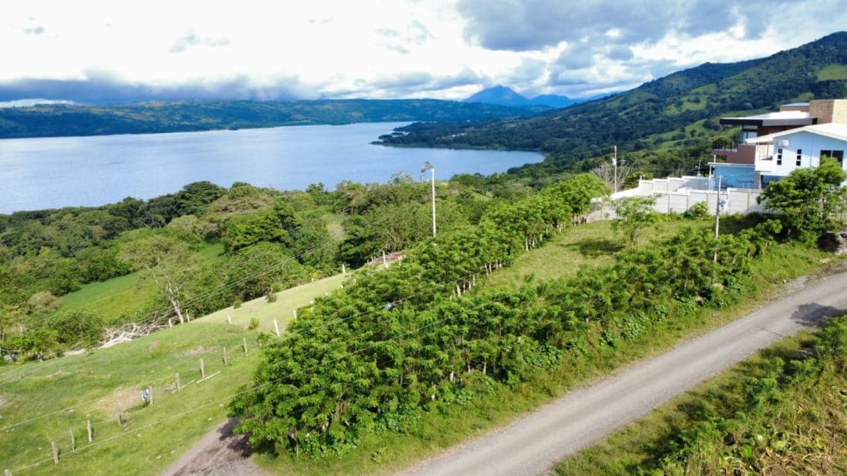 Arenal’s Majestic Horizon: Lake & Volcano View Lot in Tronadora