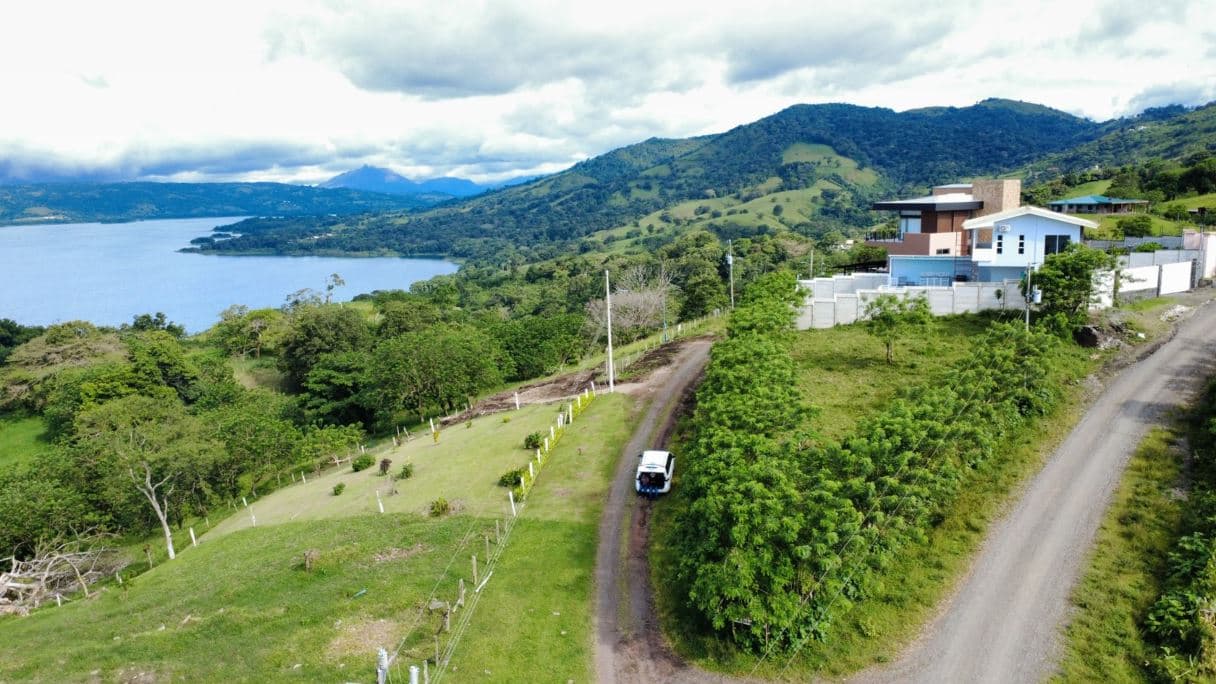 Arenal’s Majestic Horizon: Lake & Volcano View Lot in Tronadora, photo 3