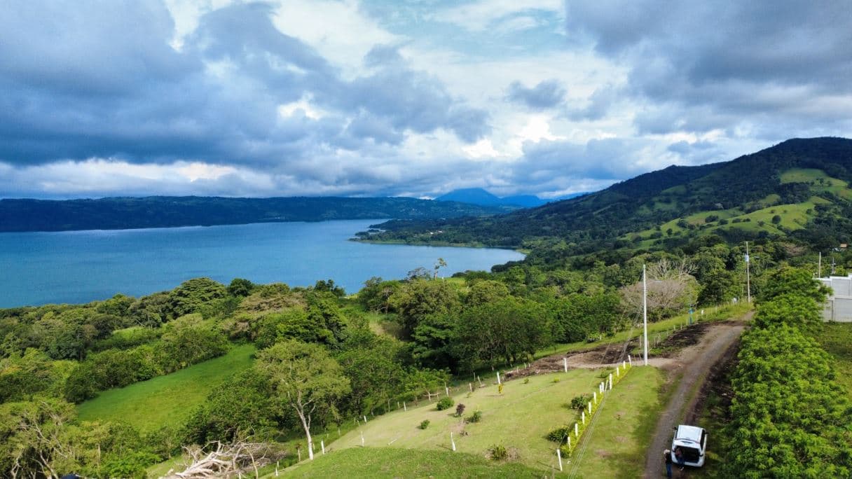 Arenal’s Majestic Horizon: Lake & Volcano View Lot in Tronadora, photo 2