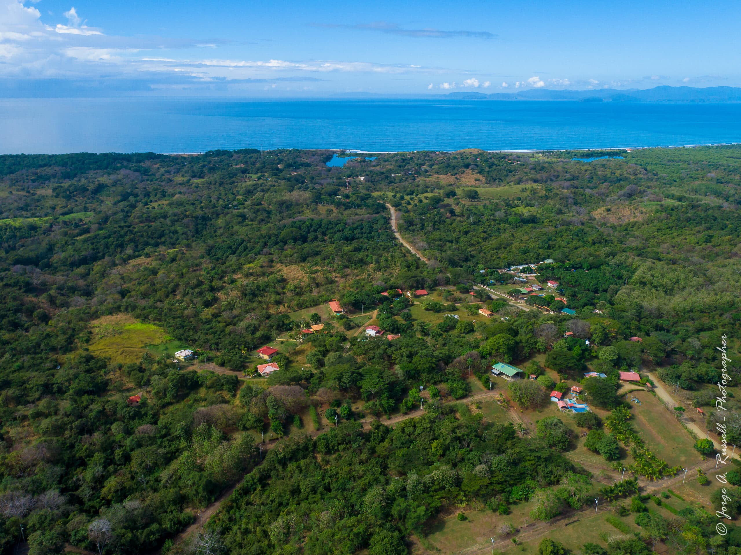 House With Pool On 0.75 Acre Close To The Beach