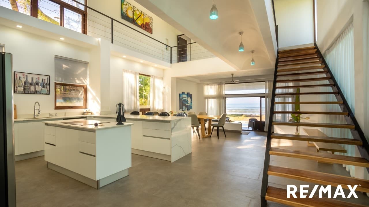 TIVIVES Exceptional Beachfront four berdoom house plus TWO guest houses, photo 2