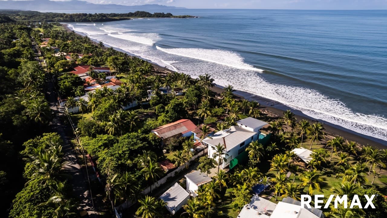 TIVIVES Exceptional Beachfront four berdoom house plus TWO guest houses, photo 10