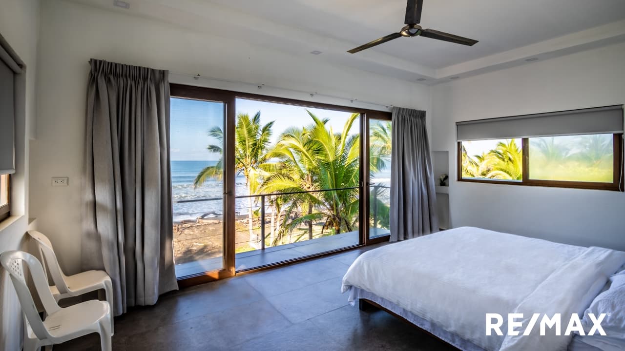TIVIVES Exceptional Beachfront four berdoom house plus TWO guest houses, photo 11