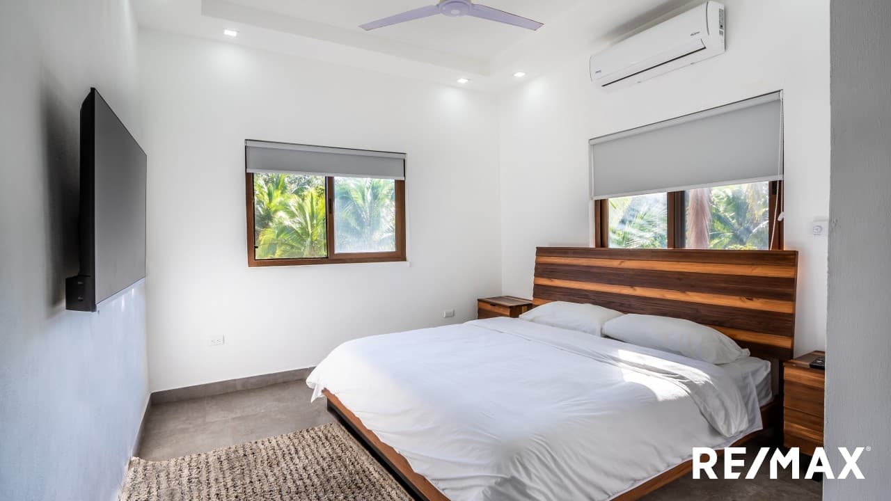 TIVIVES Exceptional Beachfront four berdoom house plus TWO guest houses, photo 12