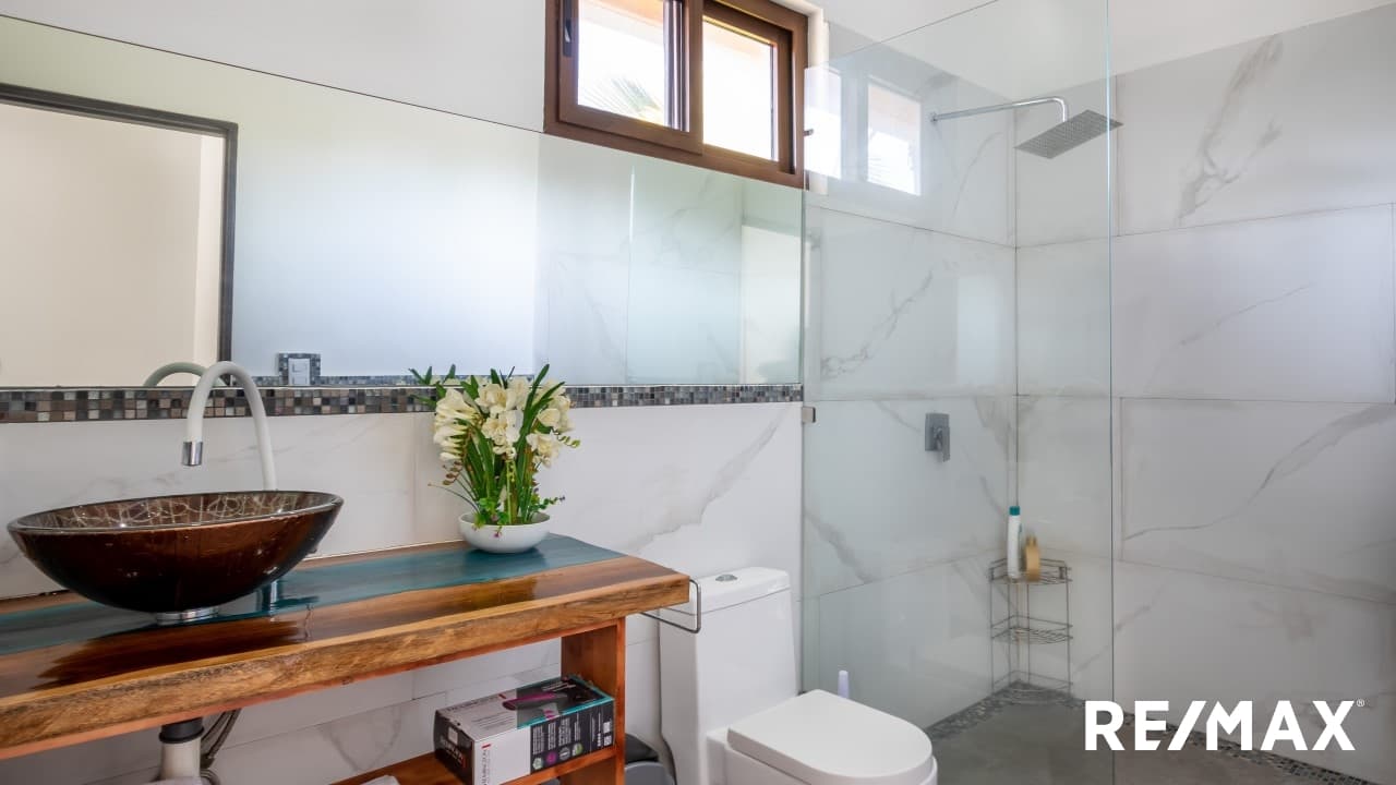 TIVIVES Exceptional Beachfront four berdoom house plus TWO guest houses, photo 13