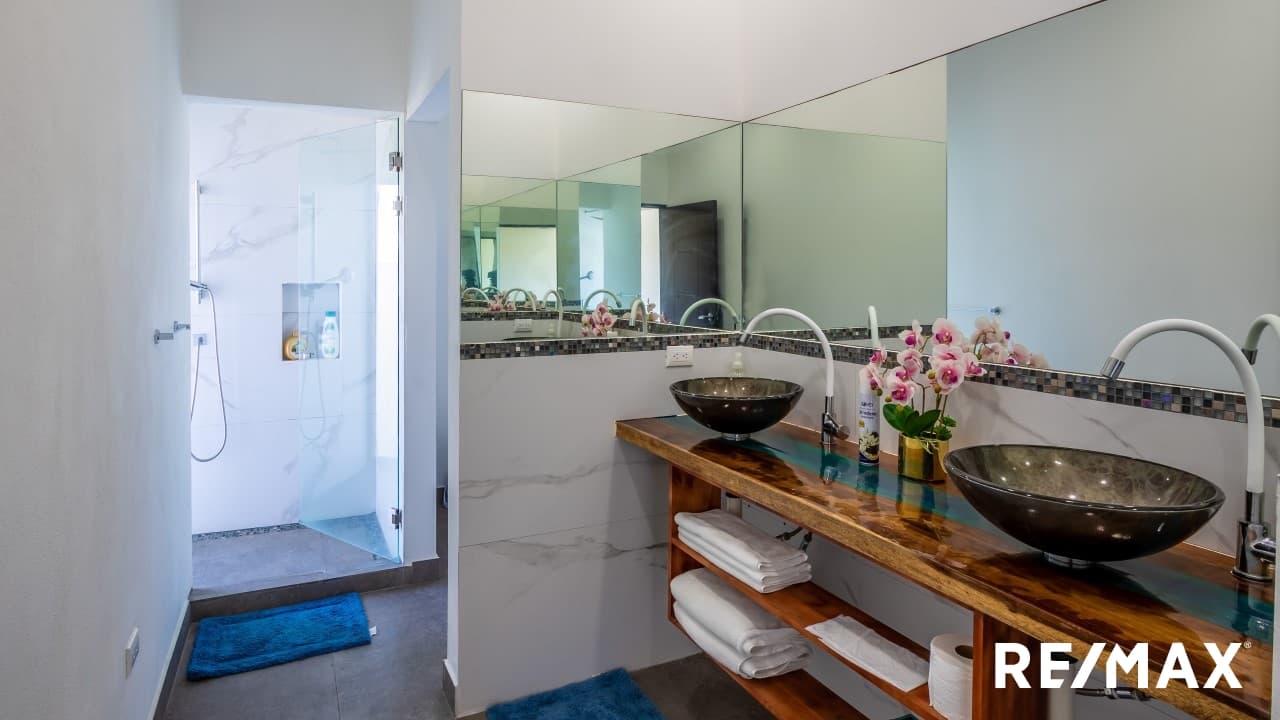 TIVIVES Exceptional Beachfront four berdoom house plus TWO guest houses, photo 16