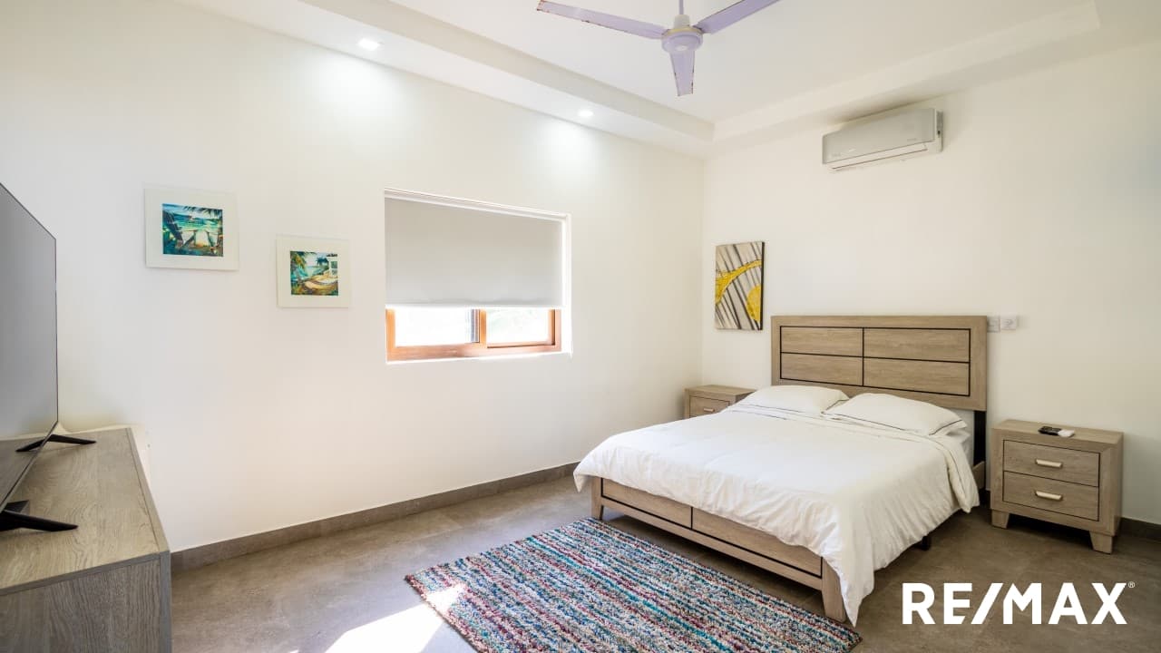 TIVIVES Exceptional Beachfront four berdoom house plus TWO guest houses, photo 17