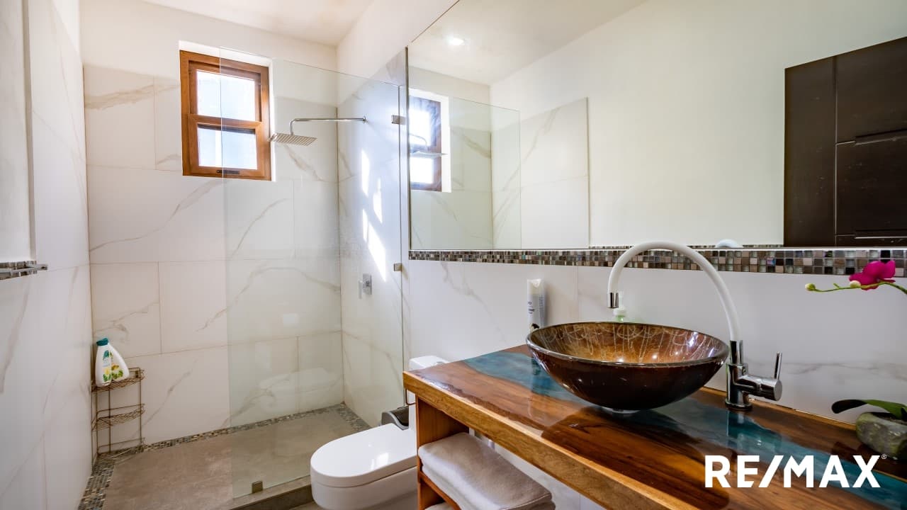 TIVIVES Exceptional Beachfront four berdoom house plus TWO guest houses, photo 18