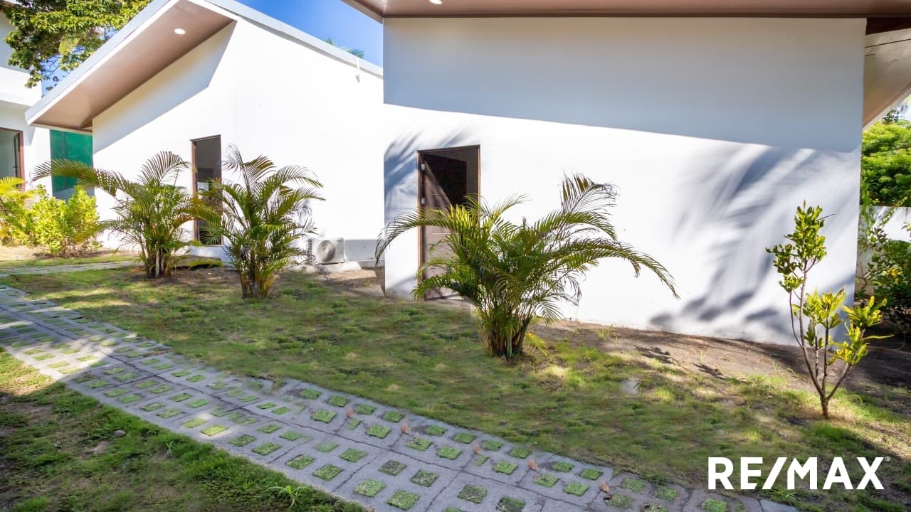 TIVIVES Exceptional Beachfront four berdoom house plus TWO guest houses, photo 29