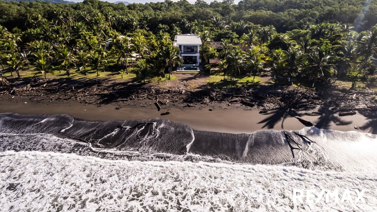 TIVIVES Exceptional Beachfront four berdoom house plus TWO guest houses, photo 26