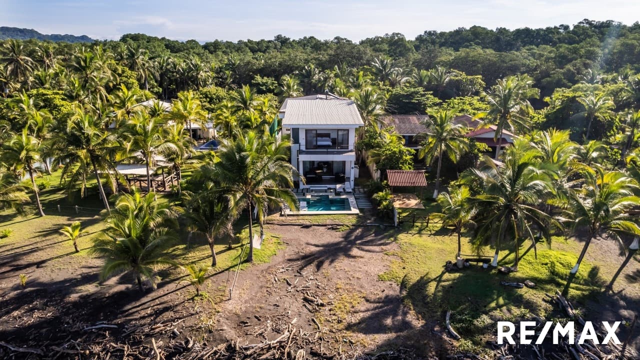 TIVIVES Exceptional Beachfront four berdoom house plus TWO guest houses, photo 27