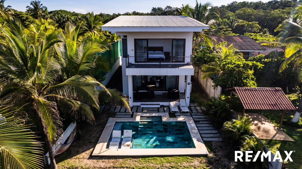 TIVIVES Exceptional Beachfront four berdoom house plus TWO guest houses, photo 6