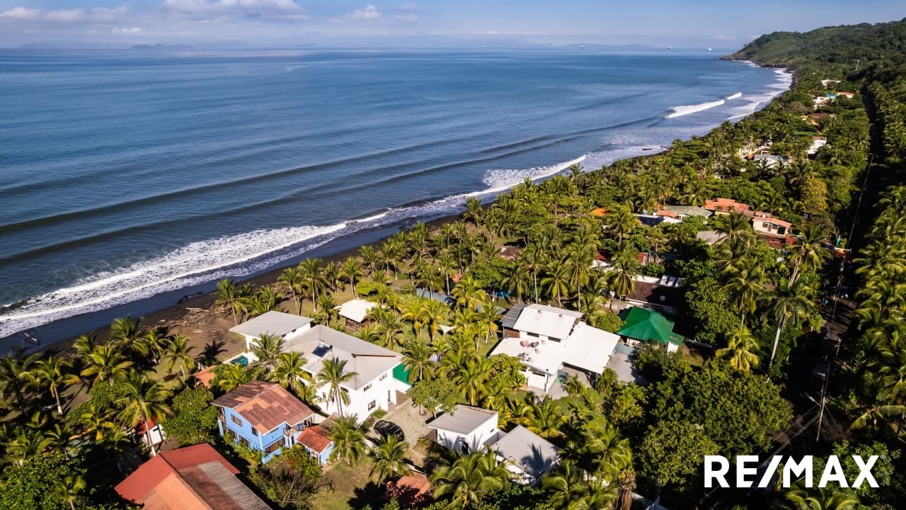 TIVIVES Exceptional Beachfront four berdoom house plus TWO guest houses, photo 7