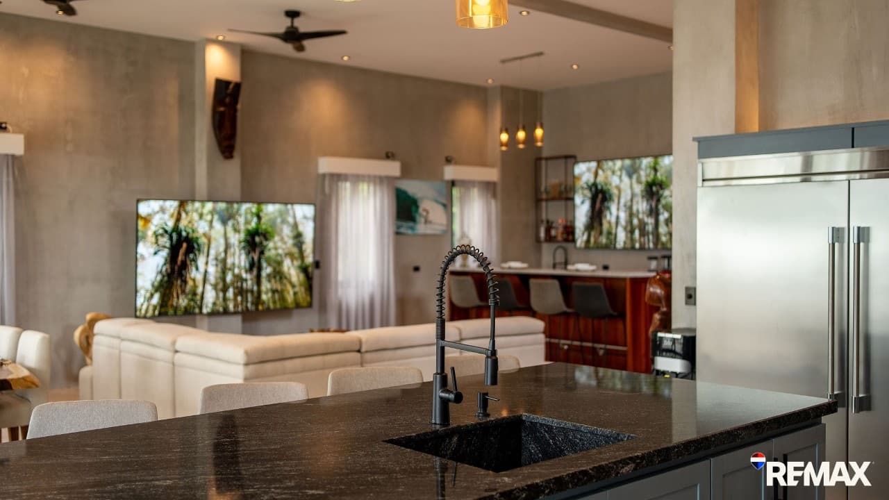 Oceanfront Luxury Home, photo 3