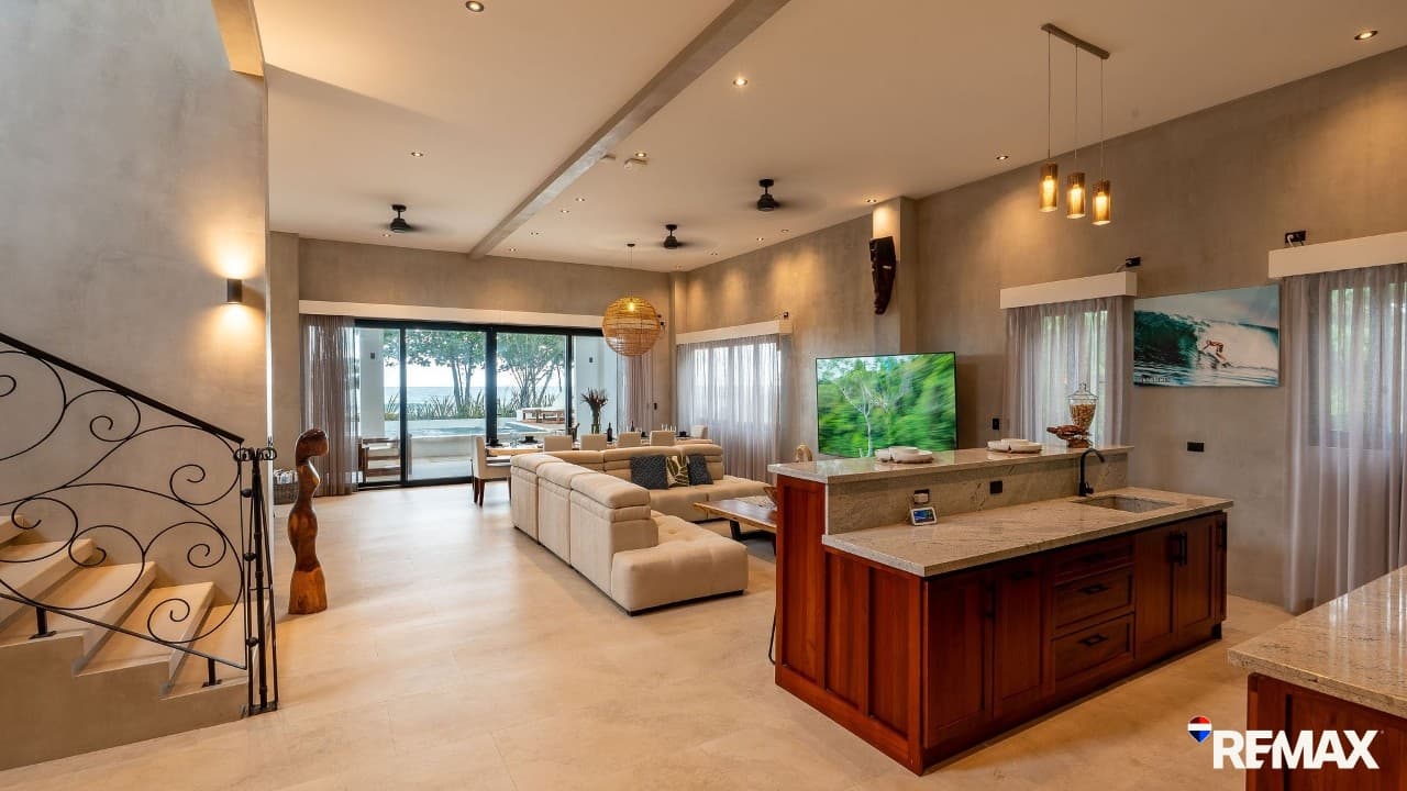 Oceanfront Luxury Home, photo 8