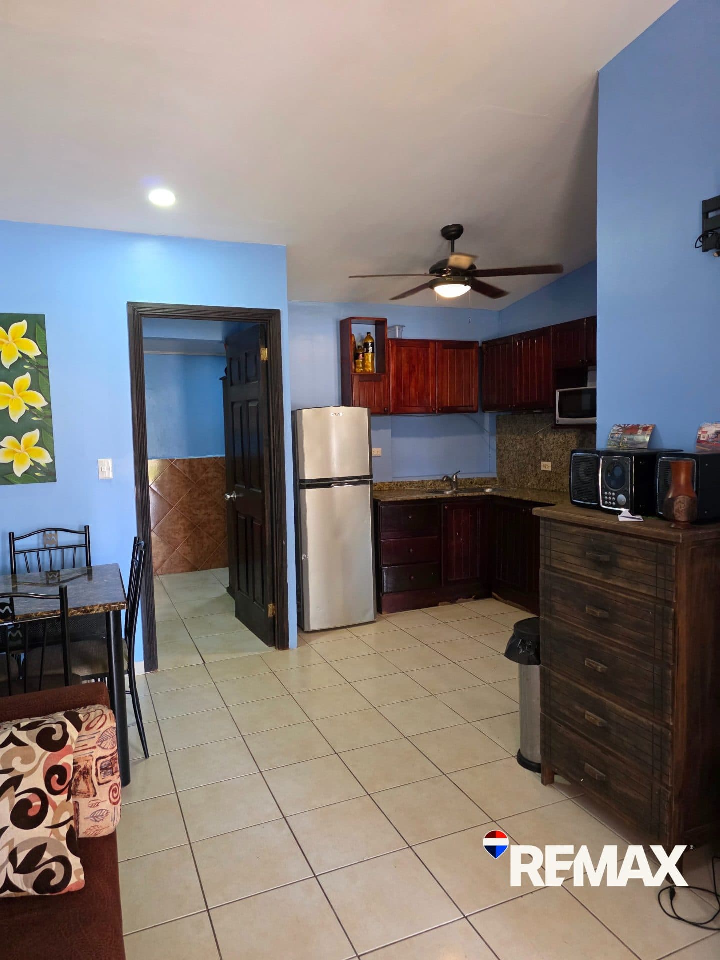 Tropical 2-Bedroom Poolside Condo, photo 12