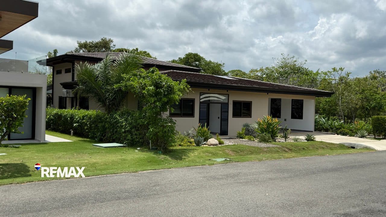 Lakefront Duplex for Sale at Místico, photo 2