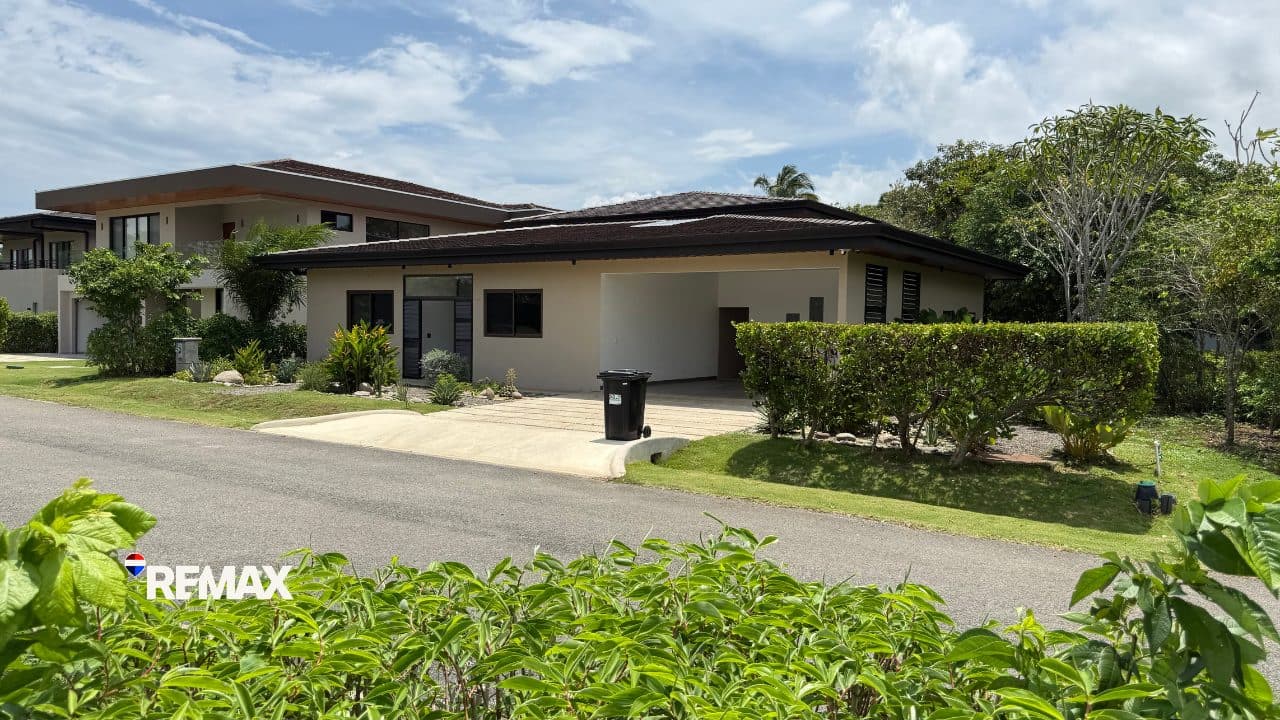 Lakefront Duplex for Sale at Místico, photo 3