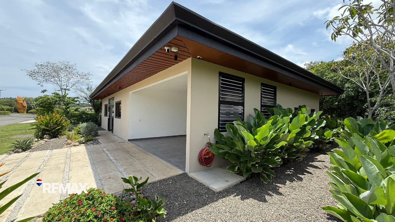 Lakefront Duplex for Sale at Místico, photo 4